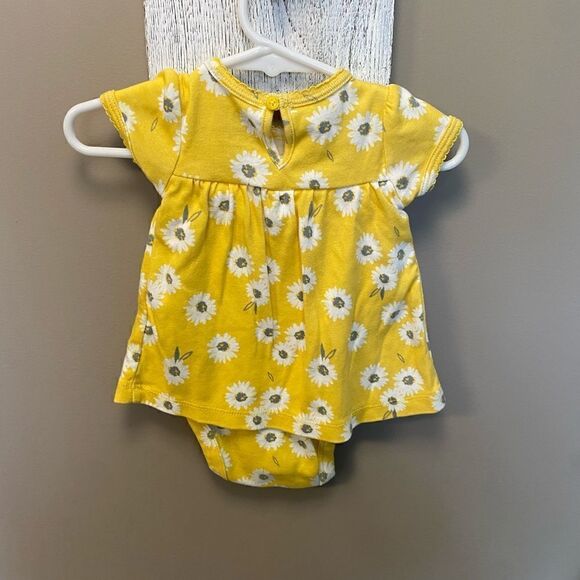 (6) Piece Bundle 0-3 Month Baby Girl Clothes - Picture 2 of 15